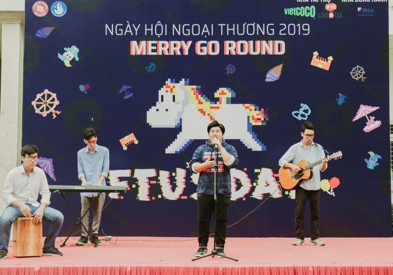 Một tiết mục ca nhạc tại ngày hội truyền thống trường Đại học Ngoại thương 2019