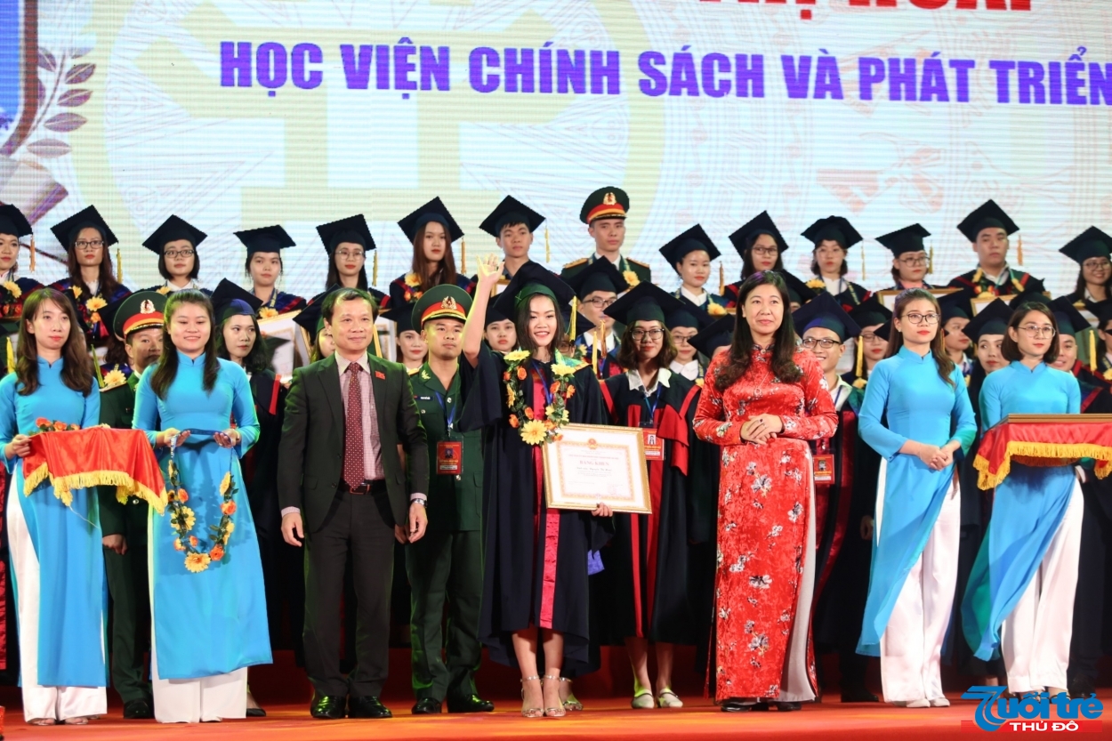 Đồng chí Phạm Tất Thắng, Phó chủ nhiệm Ủy ban Văn hóa, giáo dục, thanh niên, thiếu nhi, nhi đồng của Quốc hội và đồng chí Nguyễn Lan Hương, UVBTV Thành ủy, Phó Chủ tịch Trung ương Mặt trận Tổ quốc Việt Nam, Chủ tịch UBMTTQ thành phố Hà Nội trao bằng khen tới Thủ khoa xuất sắc