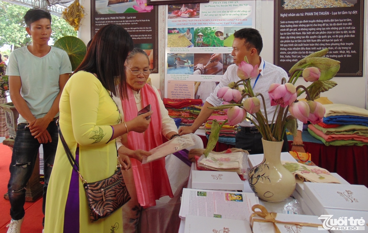 Người đầu tiên ở Việt Nam sản xuất thành công vải lụa từ tơ sen