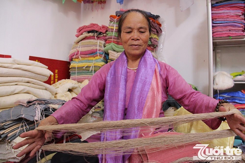 Mặc dù thành công với kỹ thuật dệt mới, nghệ nhân Phan Thị Thuận lại trăn trở, suy nghĩ để làm ra một sản phẩm tơ mới từ tơ sen
