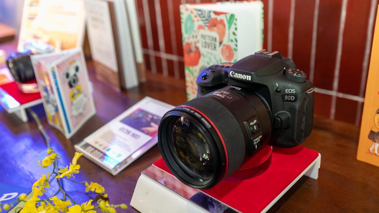 Canon ra mắt sản phẩm theo trường phái chụp thể thao và quay Vlog