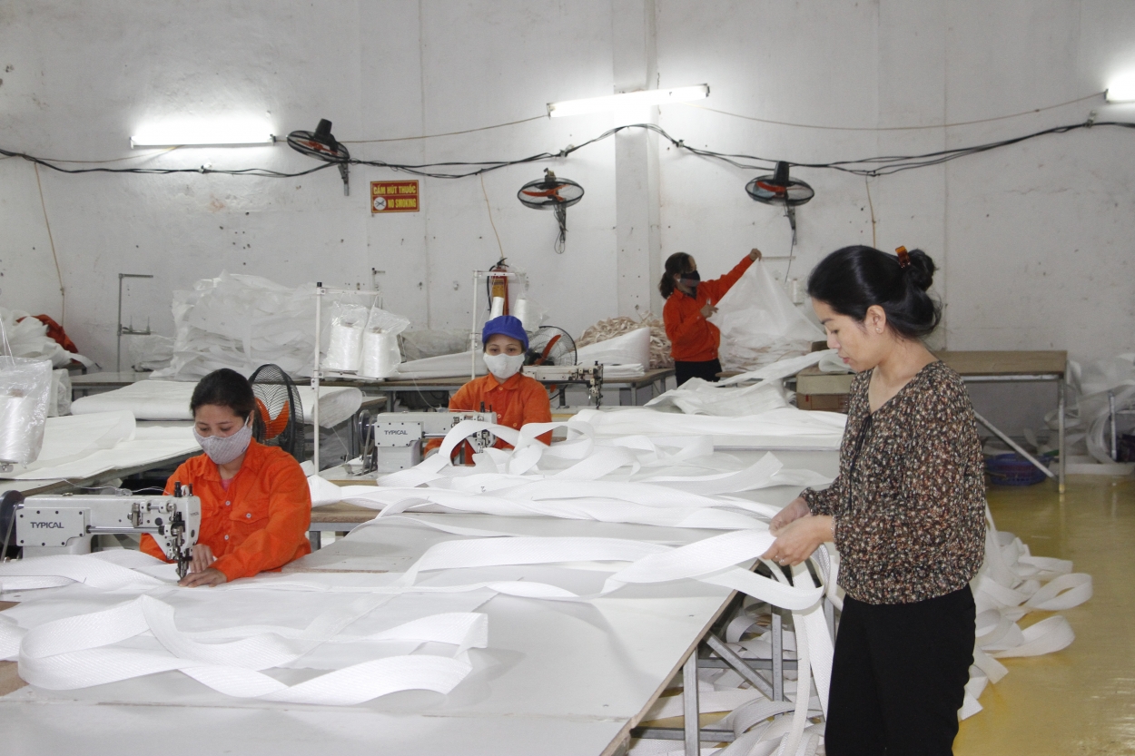 Chị Đinh Thị Hải Thùy (trái) – chủ doanh nghiệp Anh Dương làm việc tại xưởng.