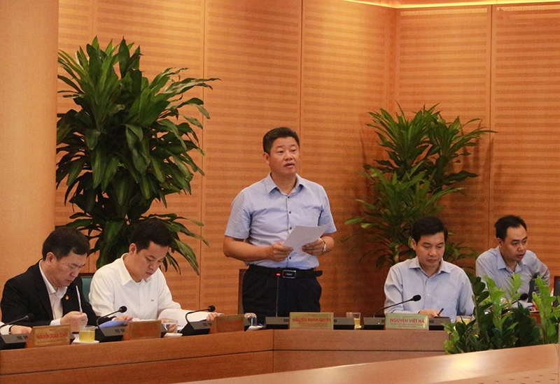 Giám đốc Sở Kế hoạch và Đầu tư Hà Nội Nguyễn Mạnh Quyền báo cáo tại hội nghị.