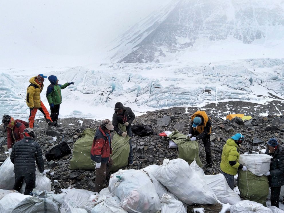 Tái chế rác từ đỉnh Everest