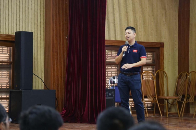 Đại diện Công ty NashTech, anh Lê Ngọc Tuyển, Giám đốc điều hành chi nhánh Hà Nội giao lưu với sinh viên