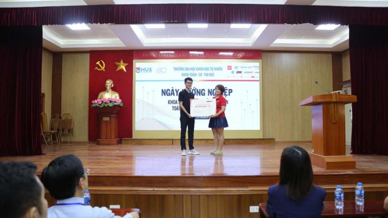 Sinh viên Đỗ Duy Đạo nhận học bổng của Aptech Việt Nam tại Ngày hướng nghiệp 2019