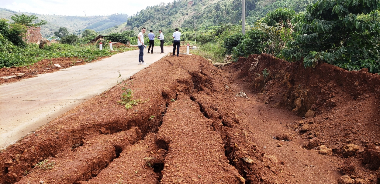 Phóng viên và đại diện TTQL KTCTCC huyện Đạ Tẻh đi khảo sát thực tế