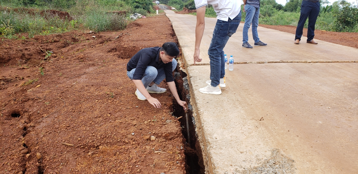 Lề đường nứt toát, tạo thành rãnh sâu tách rời mặt đường