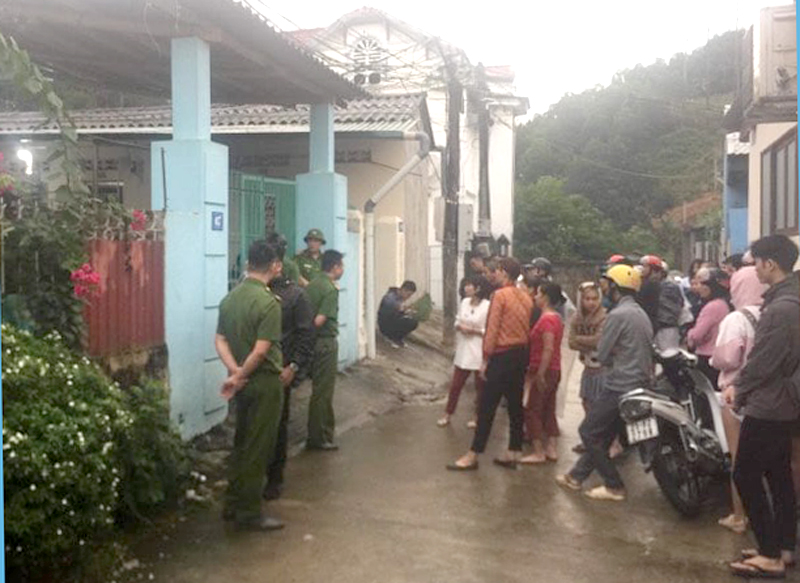 Lực lượng chức năng phong tỏa hiện trường, điều tra vụ án mạng xảy ra tại TP Yên Bái