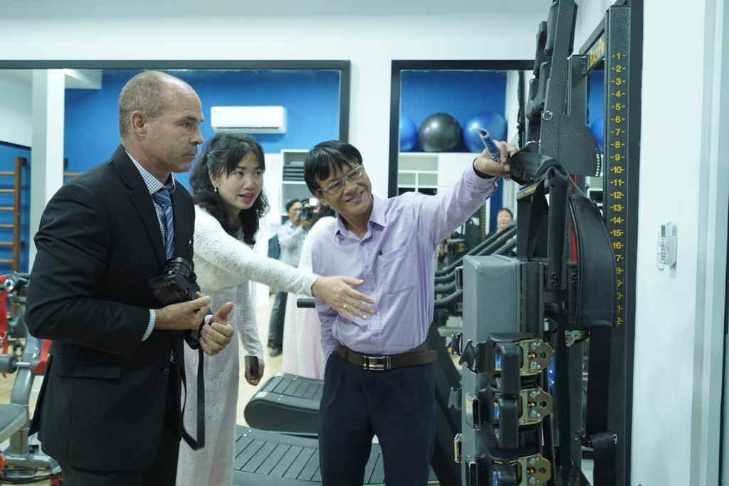 Bác sĩ Wade Brackenbury giới thiệu về trang thiết bị của phòng khám