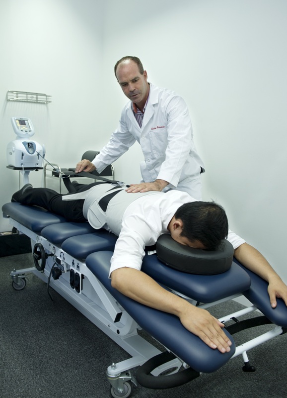 Bác sĩ Wade Brackenbury khám chữa bệnh cho bệnh nhân