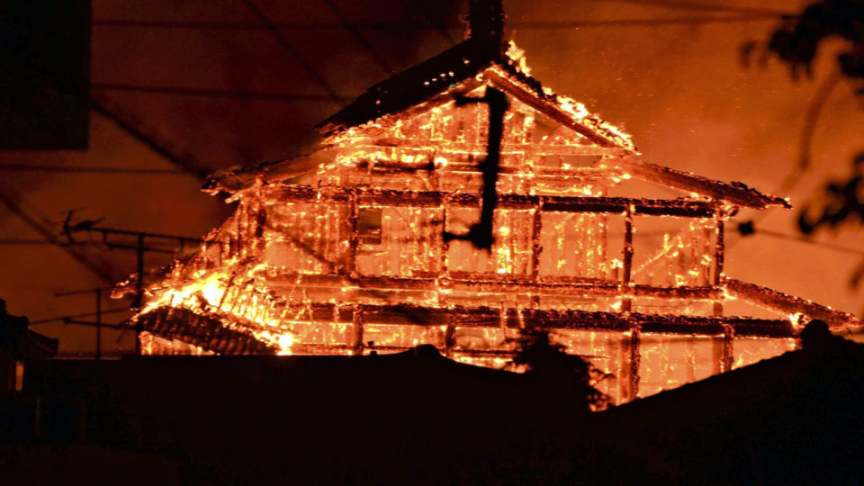 Cháy lớn phá huỷ công trình kiến trúc 600 tuổi của Nhật Bản