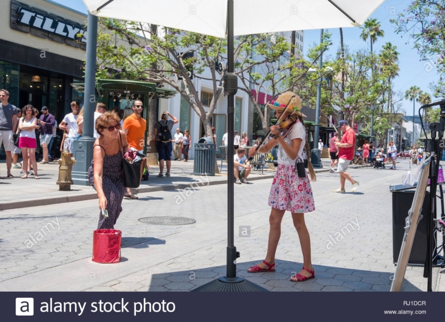 Một màn biểu diễn đường phố tại phố đi bộ Third Street, Los Angeles, Mỹ. Ảnh: Alamy