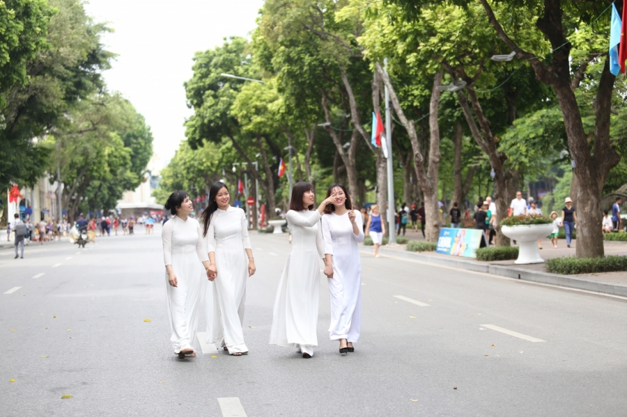 Du khách tham quan, vui chơi, giải trí tại phố đi bộ hồ Hoàn Kiếm, Thủ đô Hà Nội. Ảnh: Vương Đức