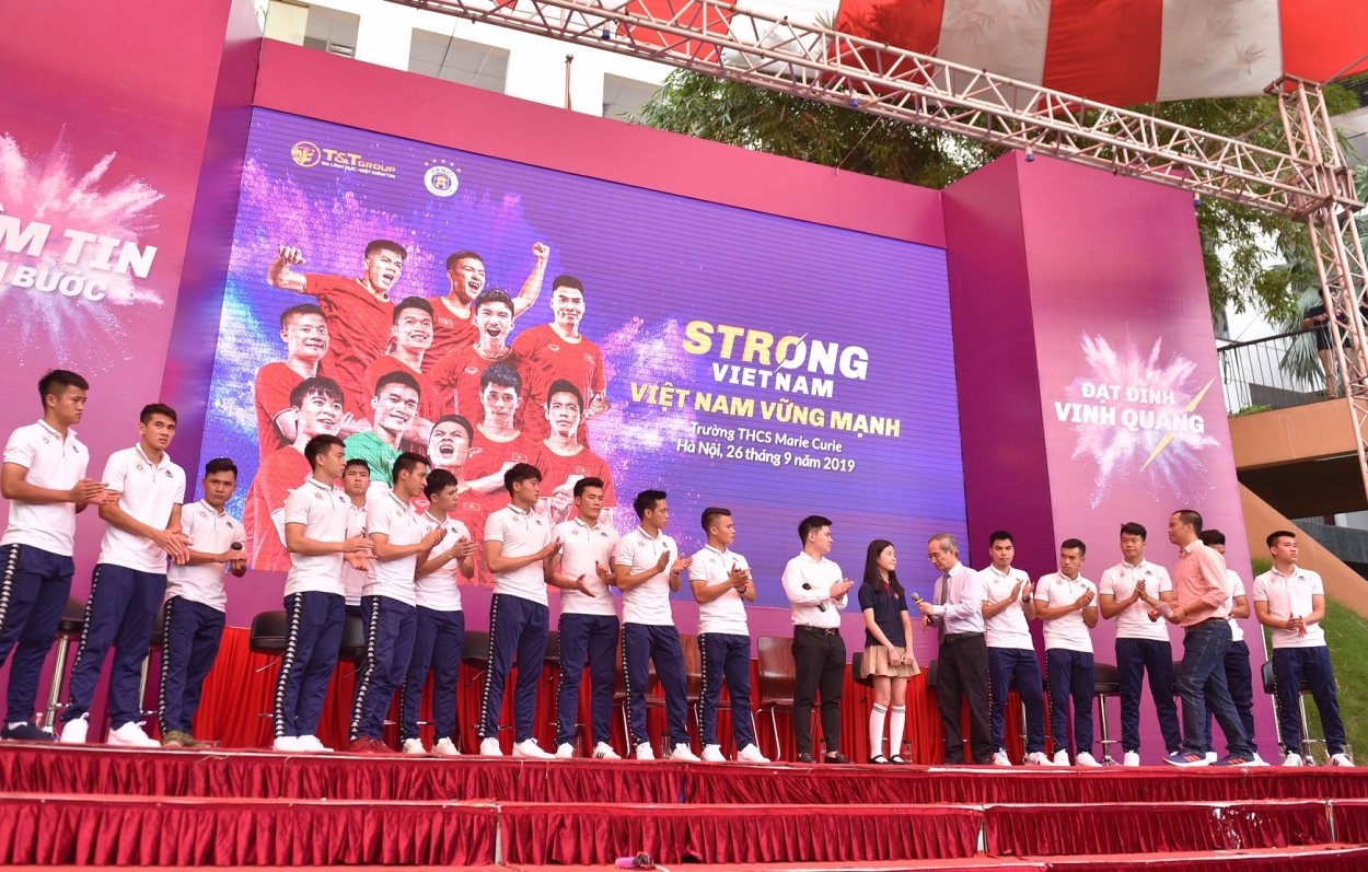 Các cầu thủ Hà Nội FC tham gia chương trình Strong Vietnam 2019