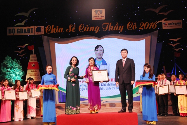 Vinh danh 42 thầy cô giáo “bám đảo” tiêu biểu