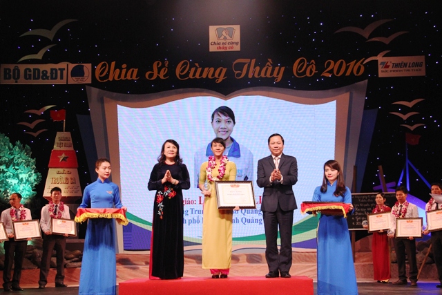 Vinh danh 42 thầy cô giáo “bám đảo” tiêu biểu