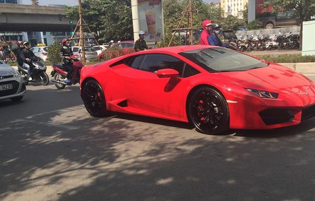 Lamborghini Huracan LP580-2 bất ngờ 