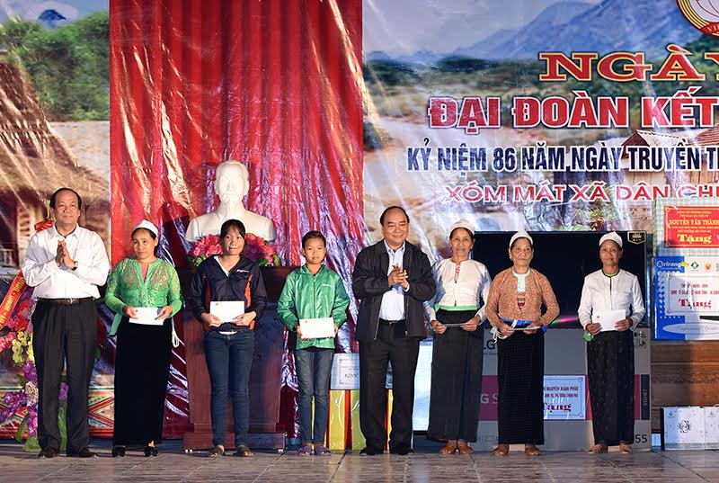 Thủ tướng Nguyễn Xuân Phúc đã tới dự Ngày hội Đại đoàn kết tại Hòa Bình