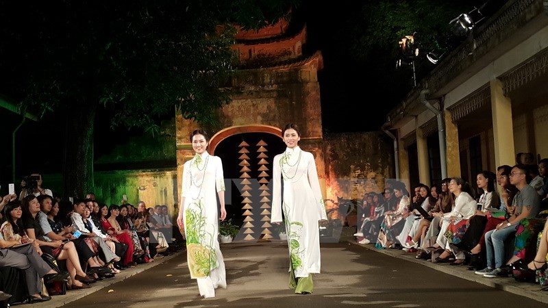 Trình diễn áo dài dân tộc chào mừng ngày Di sản Văn hóa Việt Nam