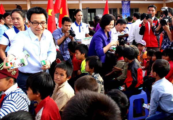 Vinamilk tiên phong mang chương trình Sữa học đường đến với trẻ em Đắc Nông