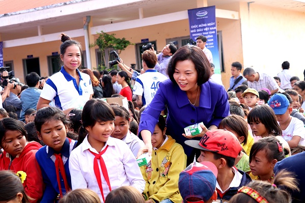 Vinamilk tiên phong mang chương trình Sữa học đường đến với trẻ em Đắc Nông