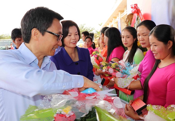 Vinamilk tiên phong mang chương trình Sữa học đường đến với trẻ em Đắc Nông