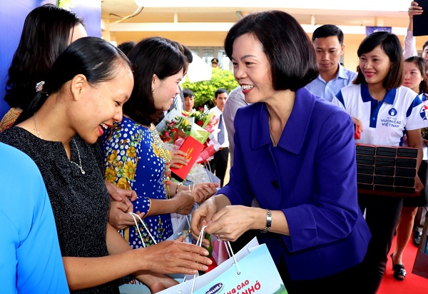 Vinamilk tiên phong mang chương trình Sữa học đường đến với trẻ em Đắc Nông