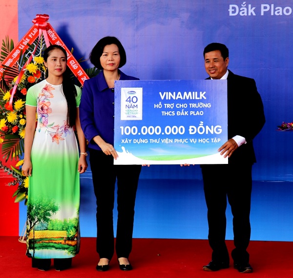 Vinamilk tiên phong mang chương trình Sữa học đường đến với trẻ em Đắc Nông