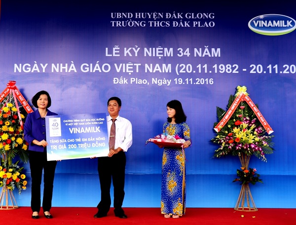 Vinamilk tiên phong mang chương trình Sữa học đường đến với trẻ em Đắc Nông