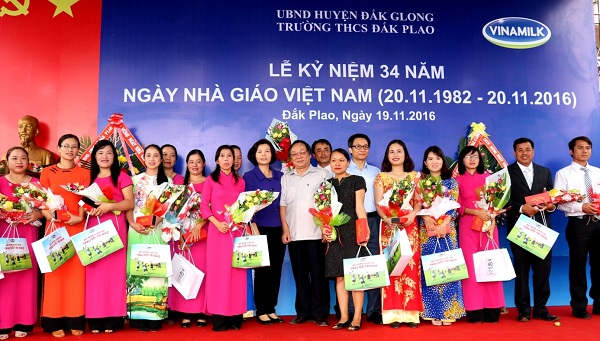 Vinamilk tiên phong mang chương trình Sữa học đường đến với trẻ em Đắc Nông