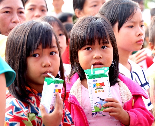 Vinamilk tiên phong mang chương trình Sữa học đường đến với trẻ em Đắc Nông