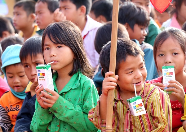 Vinamilk tiên phong mang chương trình Sữa học đường đến với trẻ em Đắc Nông