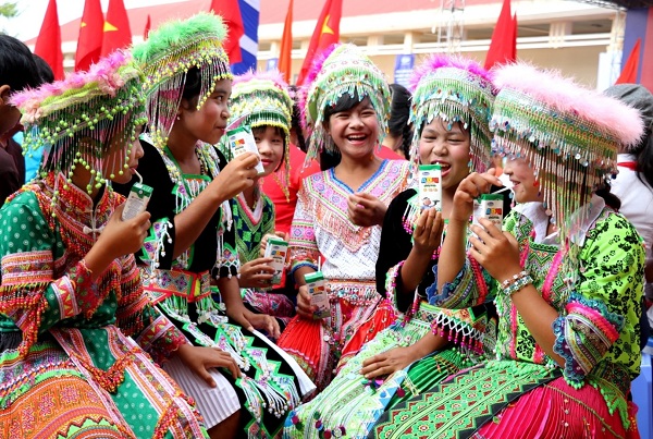 Vinamilk tiên phong mang chương trình Sữa học đường đến với trẻ em Đắc Nông