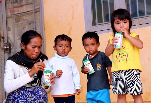 Vinamilk tiên phong mang chương trình Sữa học đường đến với trẻ em Đắc Nông