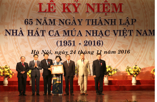 Nhà hát Ca múa nhạc Việt Nam nhận Huân chương Lao động Hạng Nhất