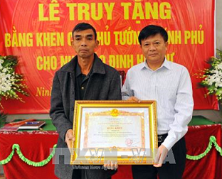 Truy tặng Bằng khen của Thủ tướng Chính phủ cho phóng viên Đinh Hữu Dư