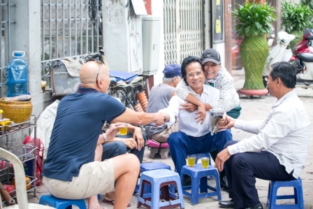 Bắt gặp danh ca Chế Linh “trà đá vỉa hè” ở Hà Nội