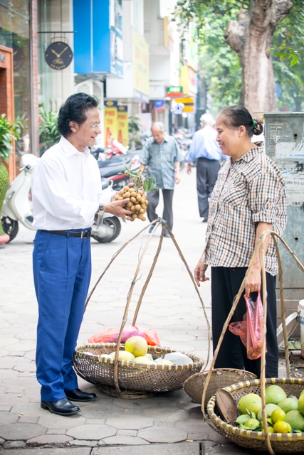 Bắt gặp danh ca Chế Linh “trà đá vỉa hè” ở Hà Nội