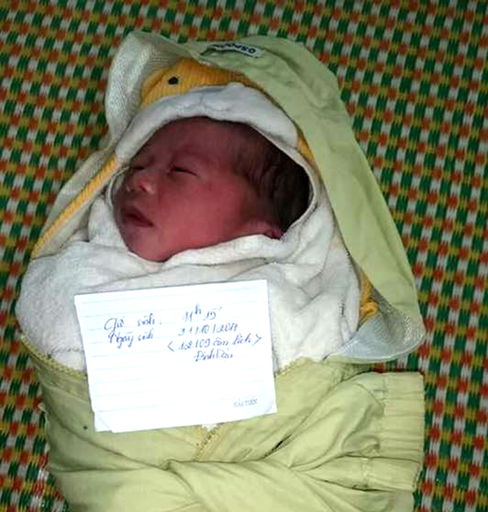 Thái Nguyên: Phát hiện bé gái bị bỏ rơi ở sân nhà văn hóa