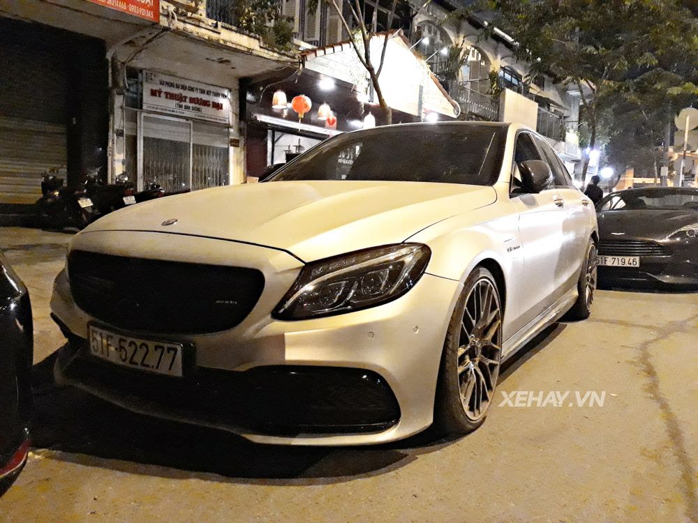 TP.HCM: Bộ ba siêu xe hàng độc nối đuôi nhau trong đêm