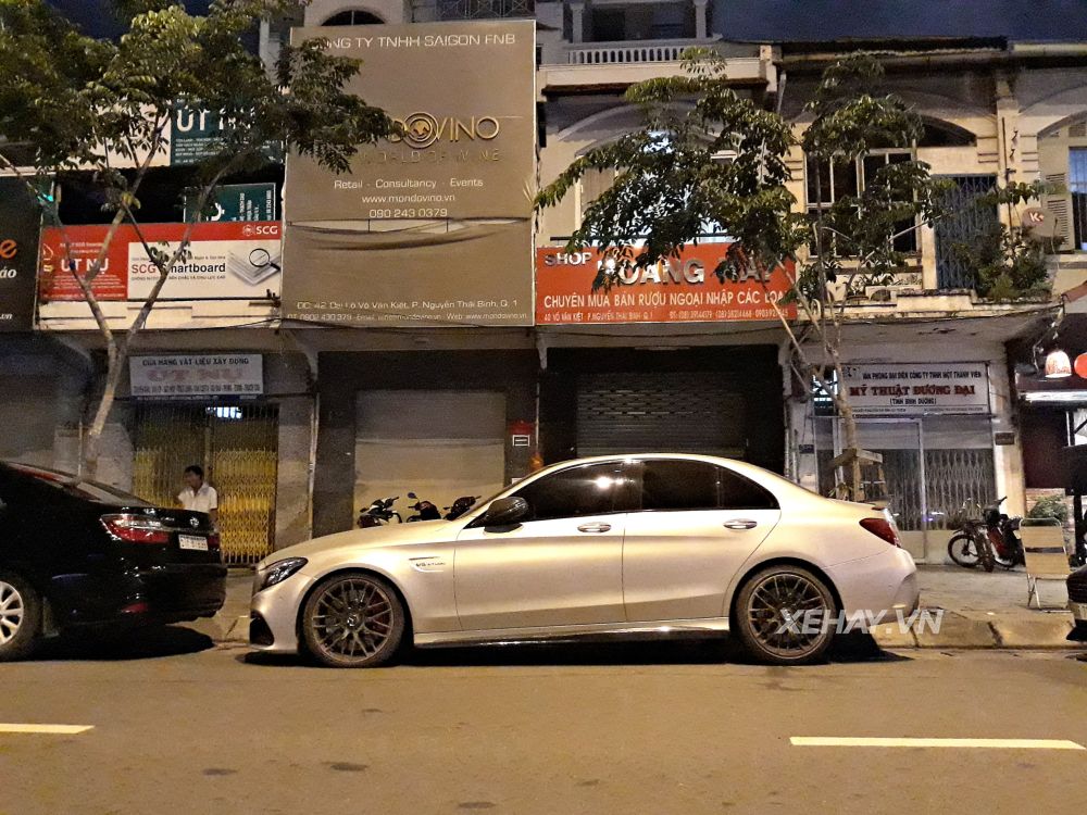 TP.HCM: Bộ ba siêu xe hàng độc nối đuôi nhau trong đêm