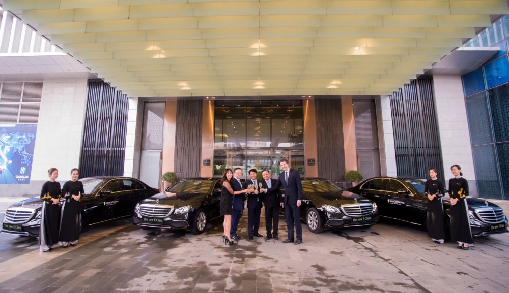 InterContinental Hanoi Landmark72 tậu loạt 4 xe E200 thế hệ mới gần 10 tỷ đón khách