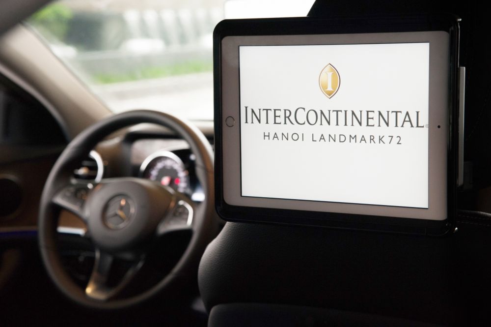InterContinental Hanoi Landmark72 tậu loạt 4 xe E200 thế hệ mới gần 10 tỷ đón khách