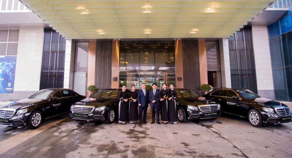 InterContinental Hanoi Landmark72 tậu loạt 4 xe E200 thế hệ mới gần 10 tỷ đón khách