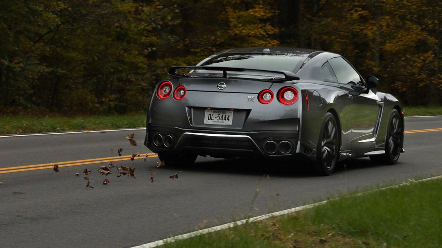 Nissan GT-R 2017 bổ sung phiên bản Pure rẻ nhất, giá dưới 100.000 USD