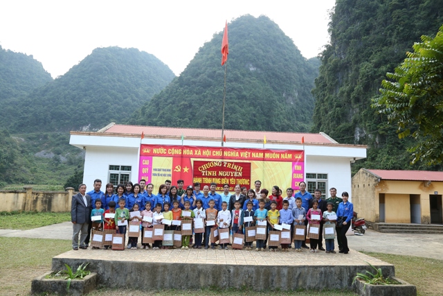Đoàn thanh niên Sở GTVT Hà Nội với “Hành trình vùng biên yêu thương”