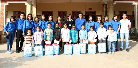 Tuổi trẻ Học viện Chính trị thăm, tặng quà học sinh tiểu học Lóng Sập, Sơn La