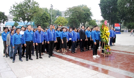 Đoàn Thanh niên Hà Nội dâng hoa tượng đài V.I.Lenin