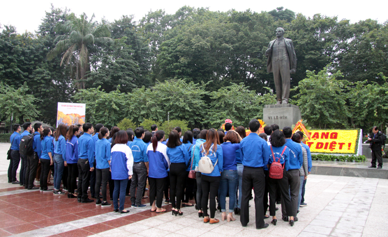 Đoàn Thanh niên Hà Nội dâng hoa tượng đài V.I.Lenin